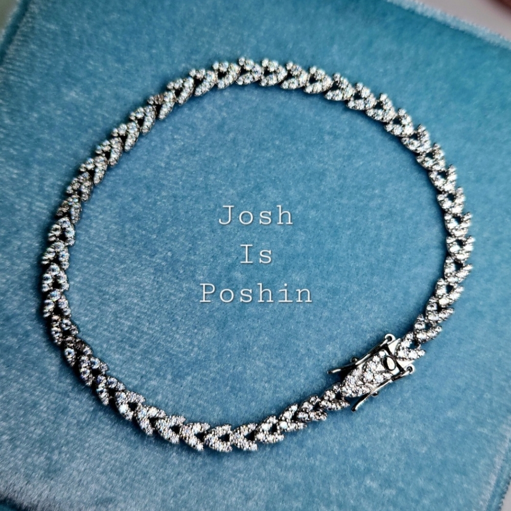 5CTW V-Link diamond tennis bracelet in 925 sterling silver